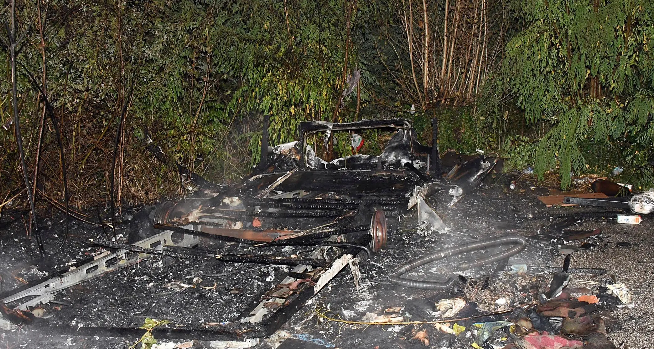 Roulotte distrutta dal rogo Allarme incendio a Trento nord