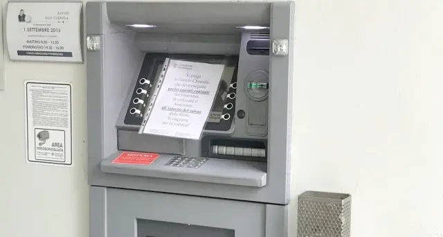 Bancomat sigillati con colla Le telecamere lo incastrano
