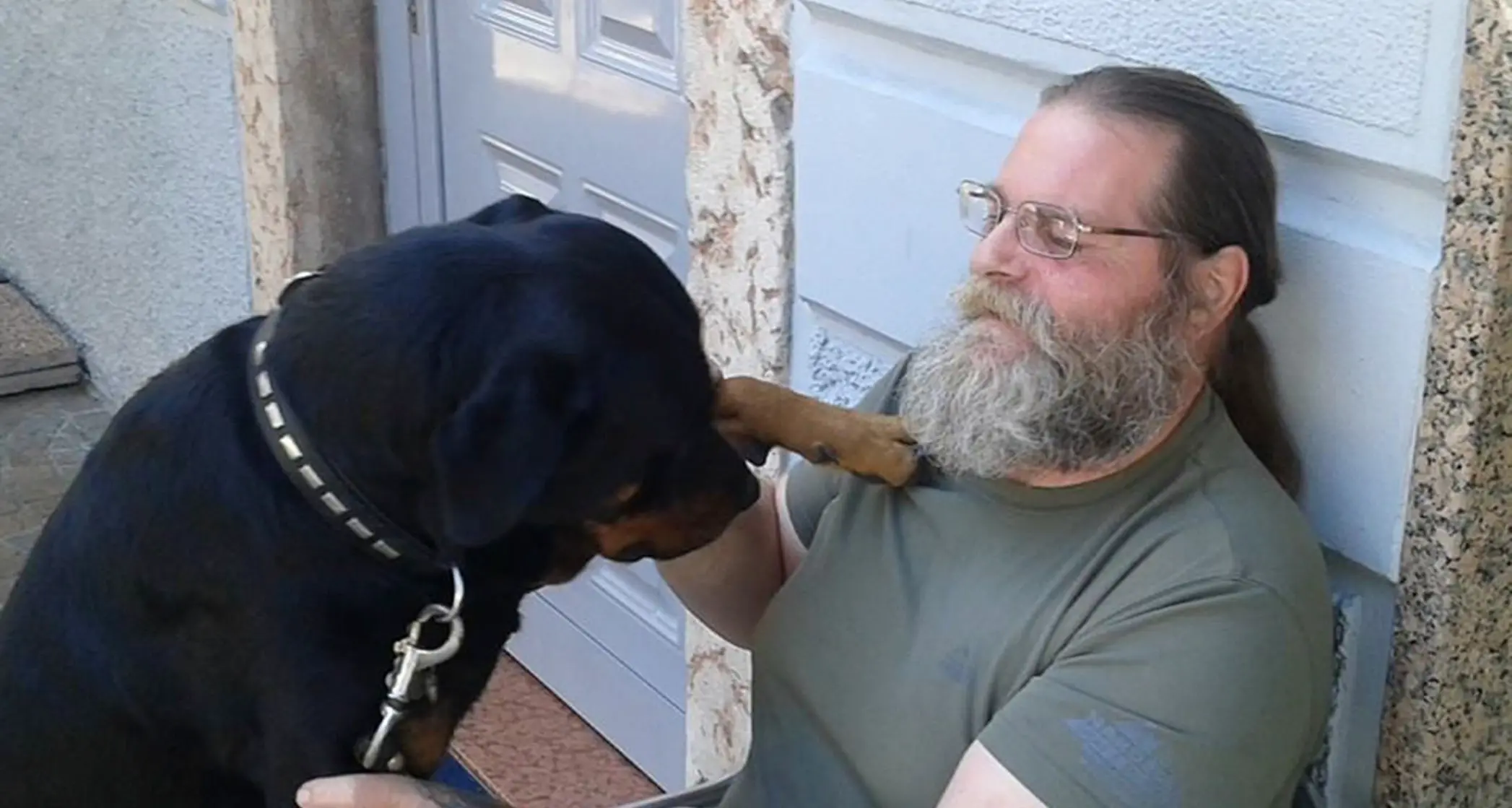 Paolo e Orso sono una «famiglia» inseparabile Niente confisca del cane: il padrone patteggia