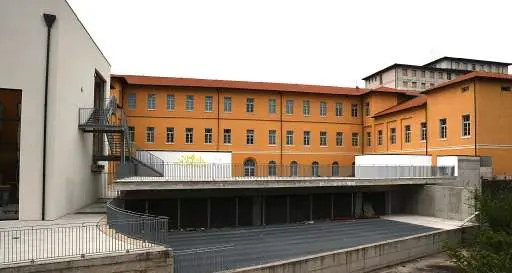 Alle Crispi la polemica è in cortile I genitori: «Poco spazio per giocare»