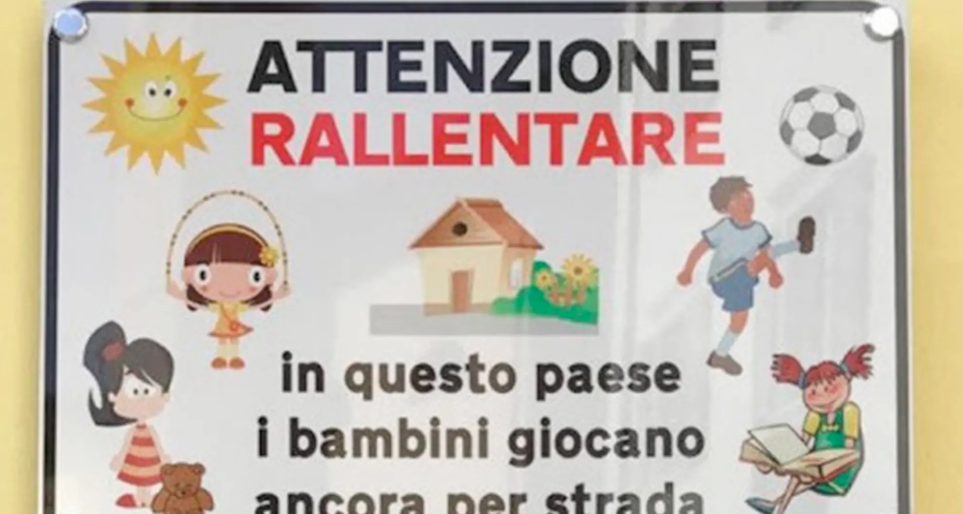 «I figli giocano in strada proteggiamoli dalle auto»