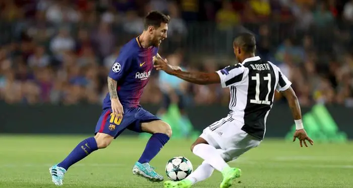Il Barcellona travolge la Juve Pareggio fra Roma e Atletico