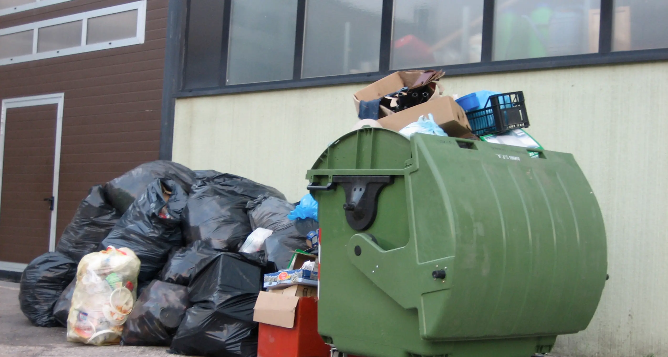 Rifiuti abbandonati in strada «Le multe non bastano più»