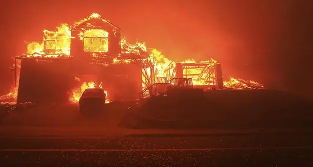 Usa, la California brucia 10 morti e 20mila evacuati
