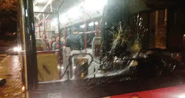 Prende a testate due autobus Patteggia 9 mesi, resta dentro