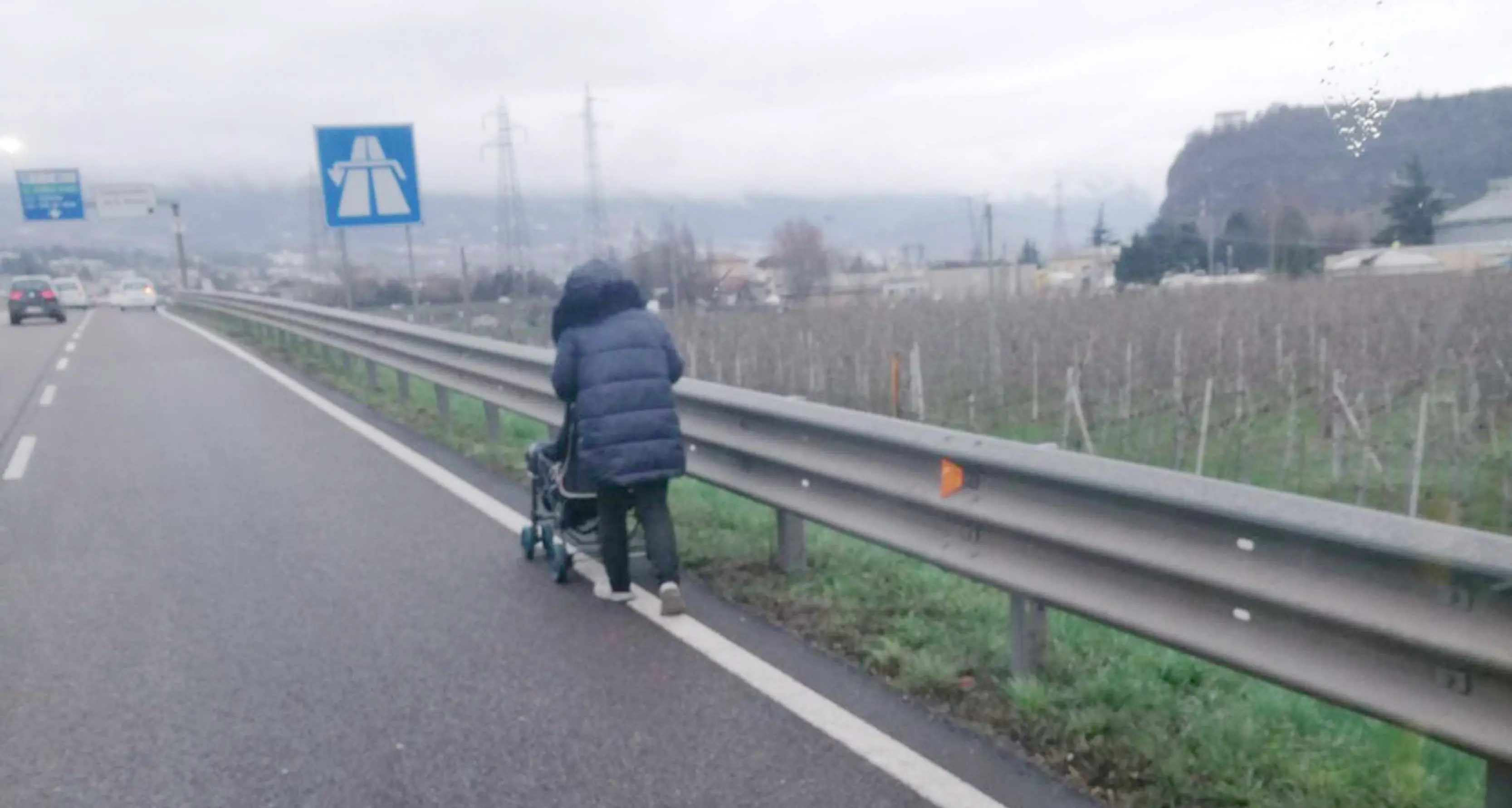 Follia in tangenziale a Trento A bordo strada col passeggino