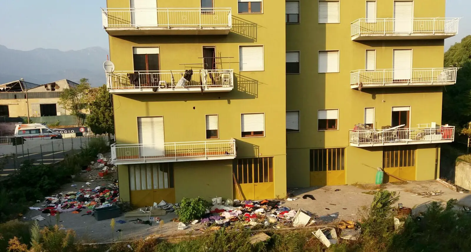 Rifiuti giù dal terzo piano Una discarica in cortile