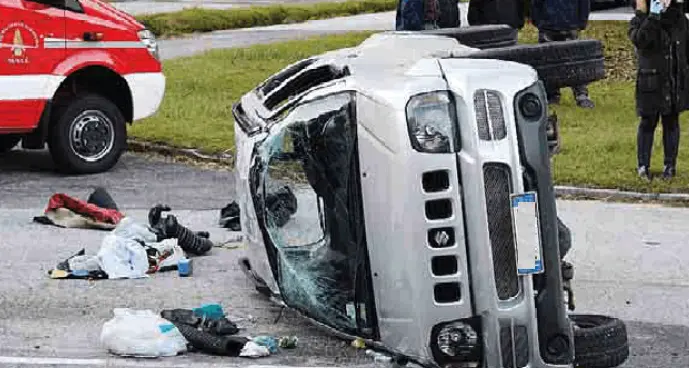 Sbanda e si ribalta con l'auto Ferita una donna di 62 anni