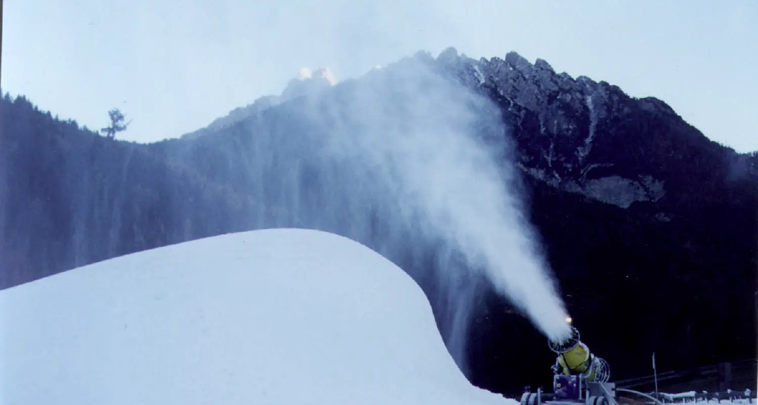 Cannoni «spara neve» sulle piste delle Dolomiti