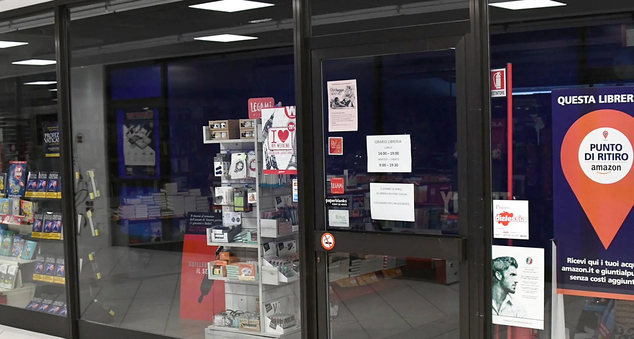 Forte odore in libreria, dipendenti colti da malore
