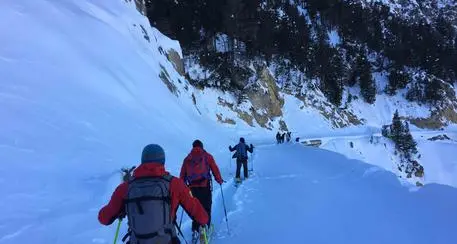 Senza ramponi sulla neve si bloccano sotto l'Altissimo: recuperati dal Soccorso Alpino