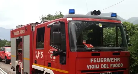 Bus sul ciglio del burrone I passeggeri tutti salvi