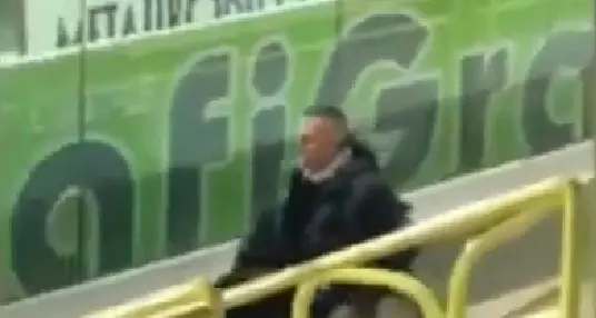 Entra in carrozzella allo stadio Poi si alza per fare il tifo