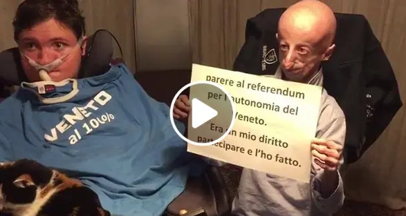 «Mona chi ha votato al referendum» Reazione contro Oliviero Toscani Veneto, Zaia posta il video di due disabili