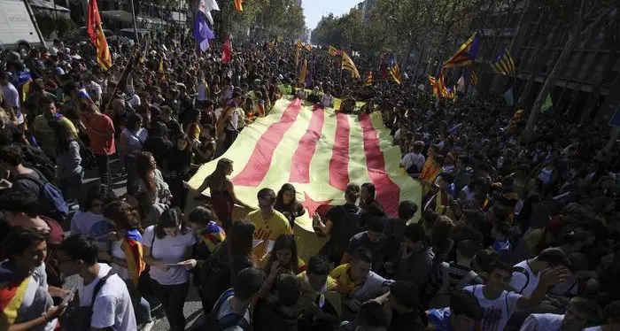 Puigdemont: sì alle elezioni per evitare il commissariamento