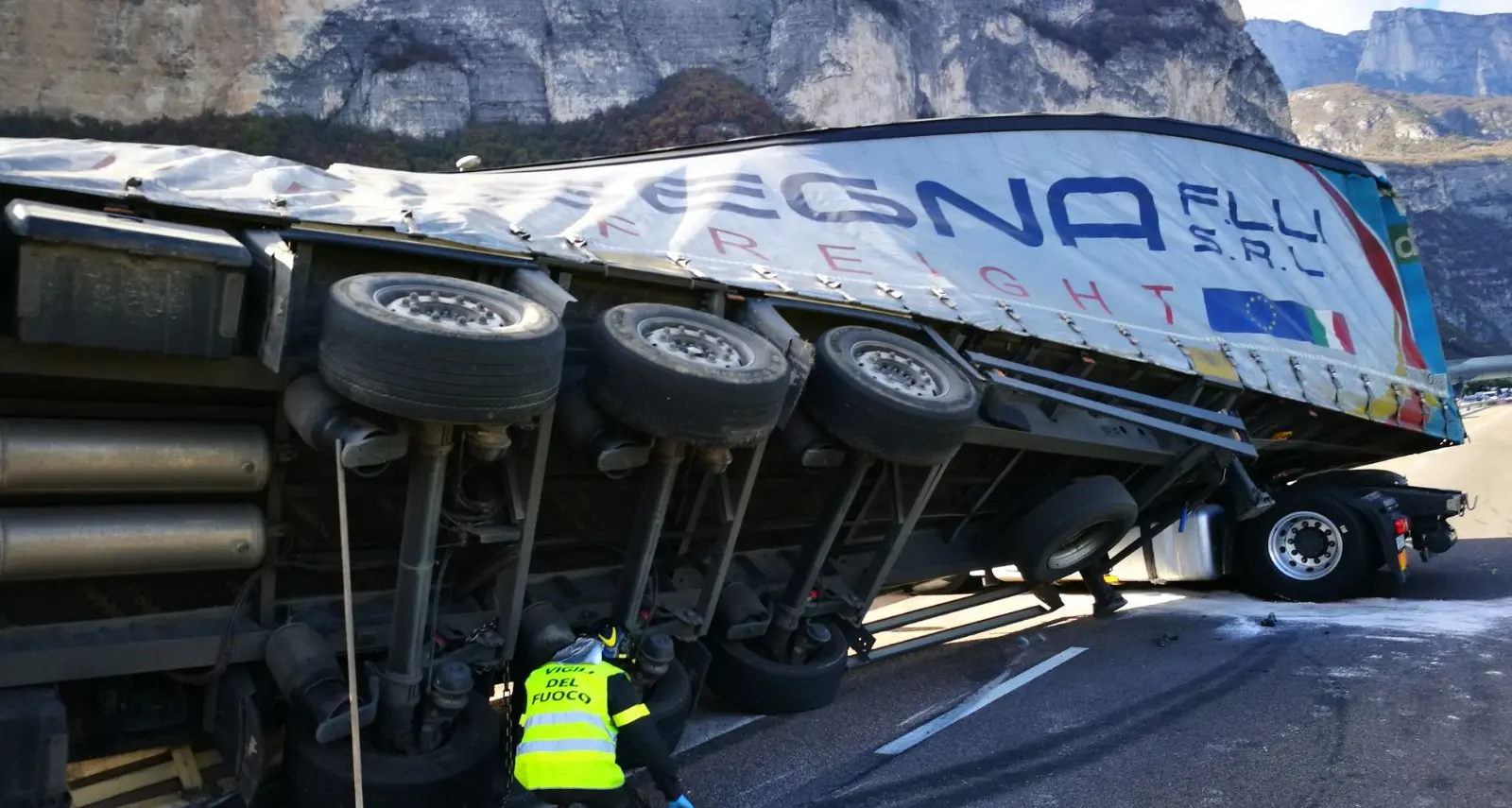 Un Tir si rovescia sulla bretella dell'Interporto Traffico bloccato: in corso le manovre di recupero