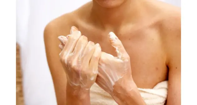 Lui pazzo per la barba, lei cura mani e scollatura