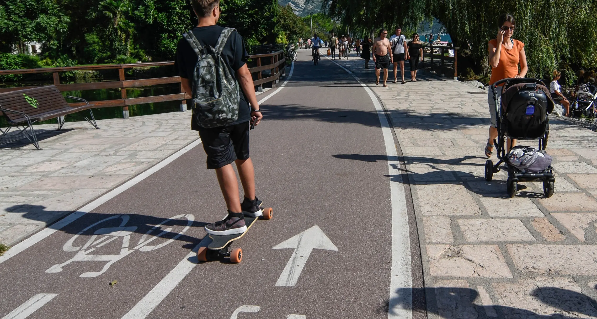 Torbole: «Niente ciclabili in spiaggia, non c'è spazio»
