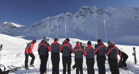 Valanga travolge venti scialpinisti in Alto Adige, salvi