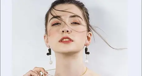Malata ma sfila per 13 ore, muore giovanissima modella russa in Cina