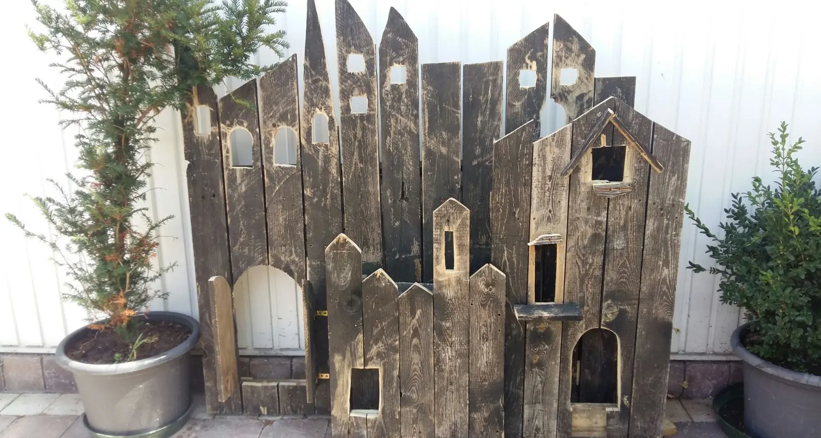 Mattarello, il «paesaggio» con i pallets Realizzato da un ragazzino di 13 anni