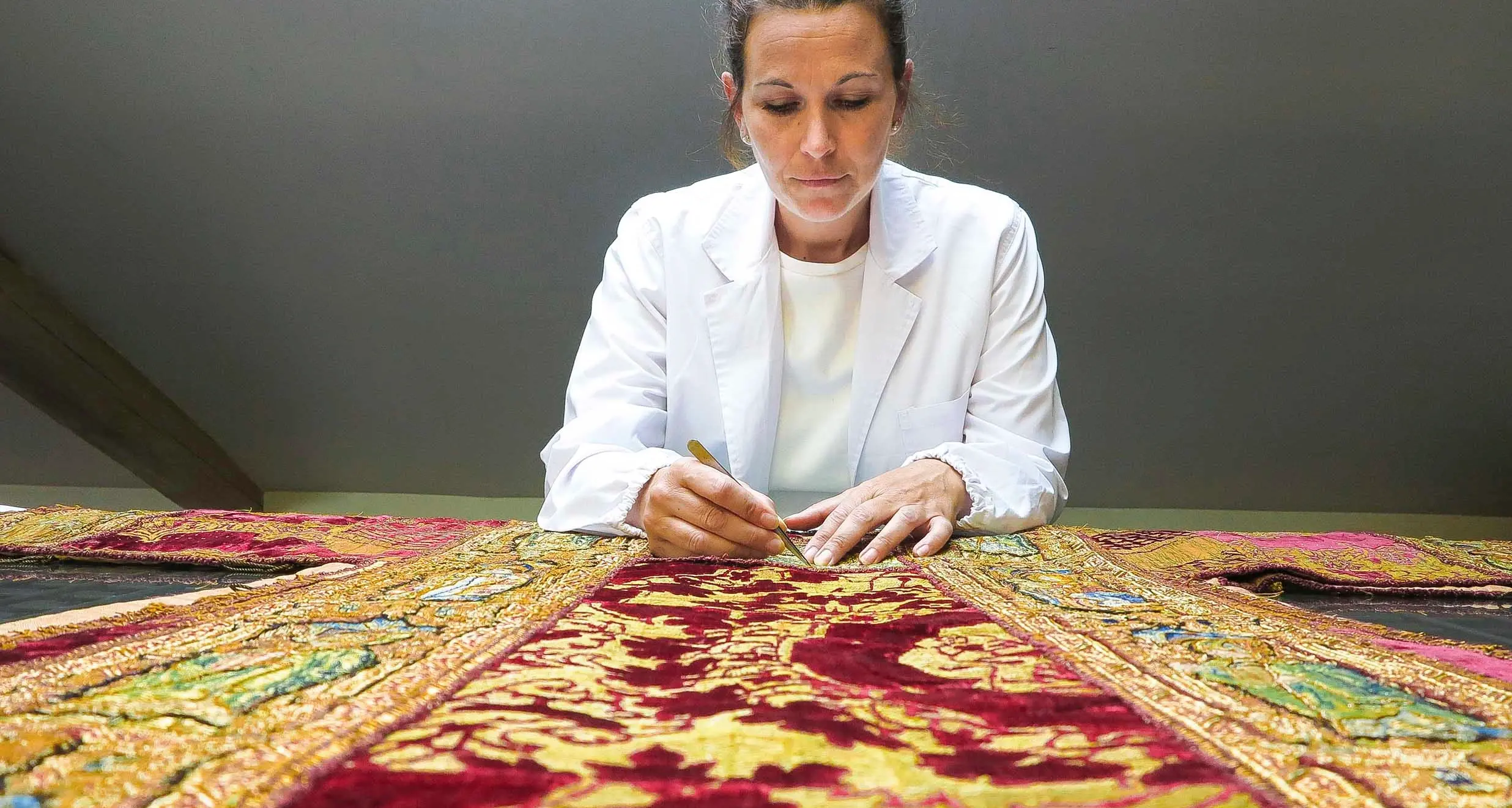 Katia Brida, la magia del restauro degli antichi tessuti