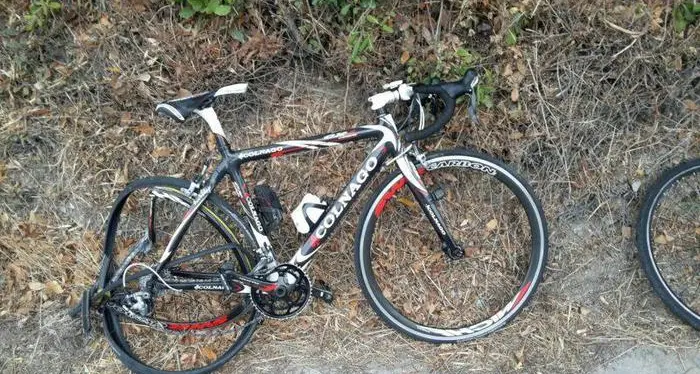 Auto falcia gruppo ciclisti, uno è grave