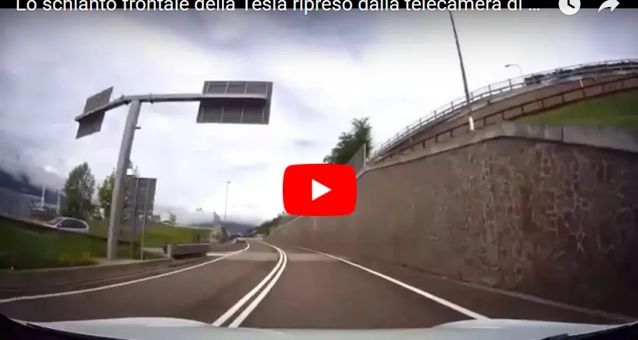 Violento scontro frontale ripreso dalla telecamera a bordo