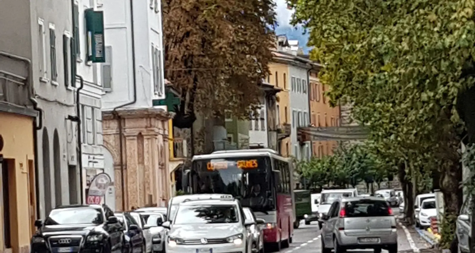 Automobile contromano imbocca via Manzoni