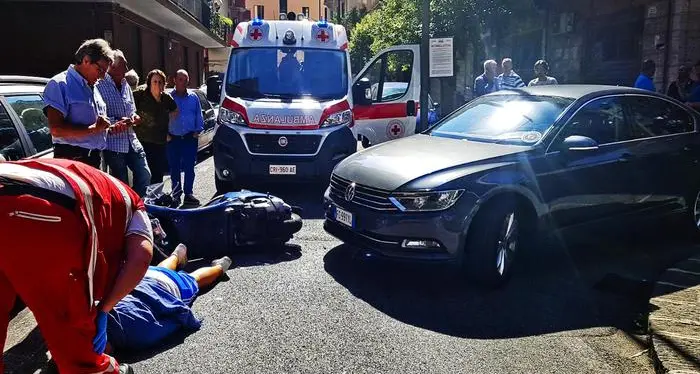 L'auto di De Luca contromano si scontra con uno scooter