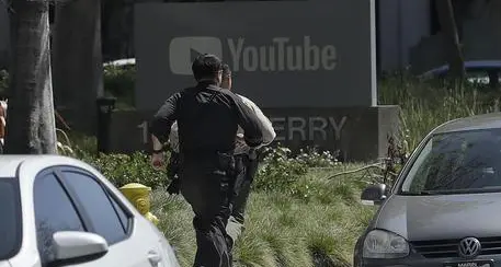 Spari nella sede di Youtube Donna armata poi si uccide