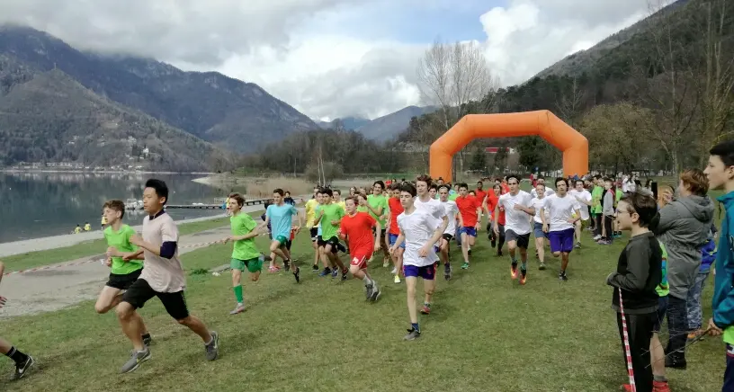 Ledro, in spiaggia a Besta ducento studenti di corsa