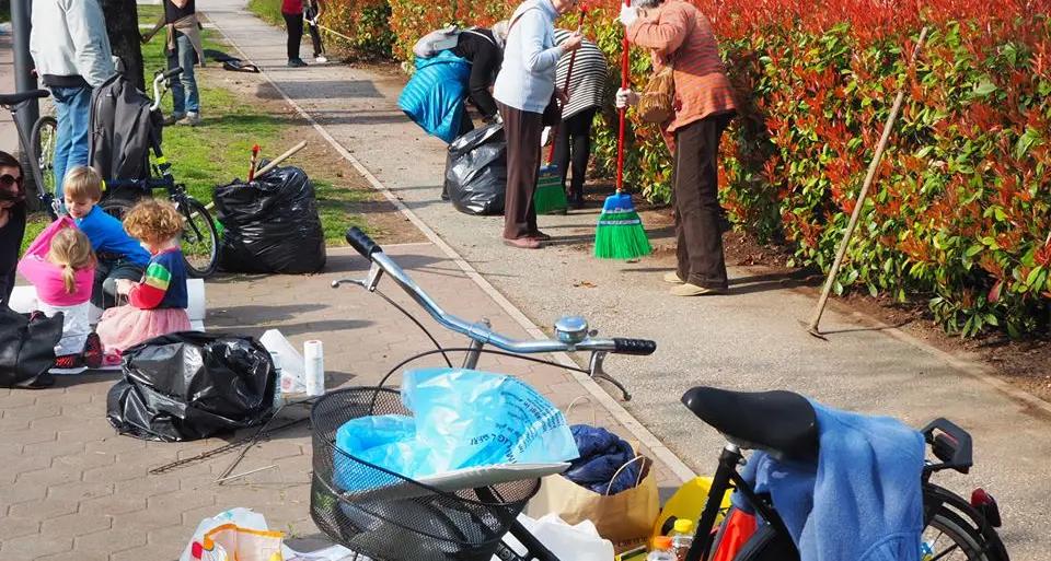 La protesta di viale Trento a Rovereto: fare lavori di giardinaggio