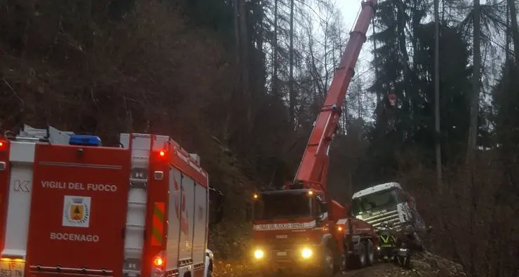 Camion in bilico nel bosco: delicato intervento a Bocenago