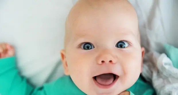 Mamma e papà sono felici? I piccoli lo capiscono già a 6 mesi