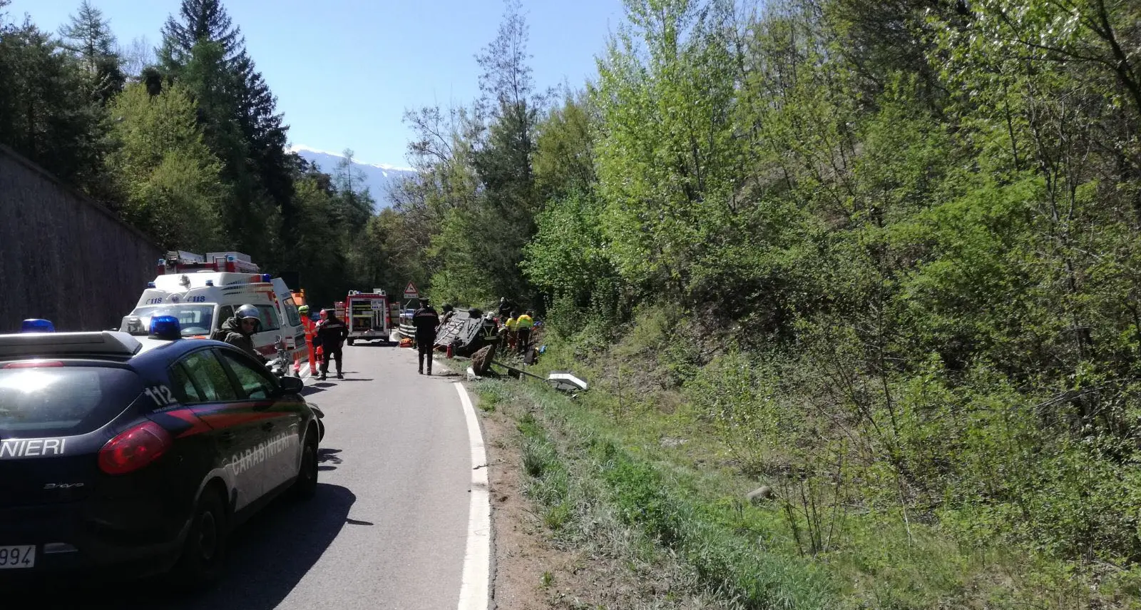 Auto esce di strada e si rovescia Elisoccorso a Taio per una 67enne