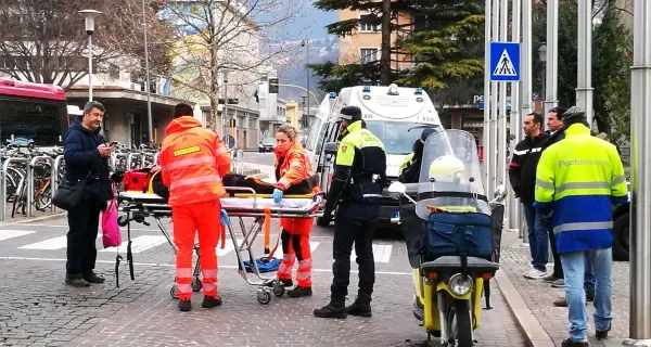 Travolta sulle strisce pedonali da uno scooter delle Poste