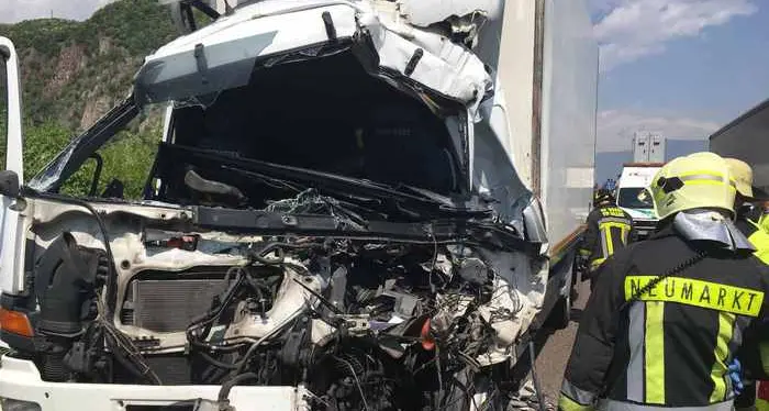Camion tampona Tir: schiacciato nella cabina Muore un autista di Caldonazzo