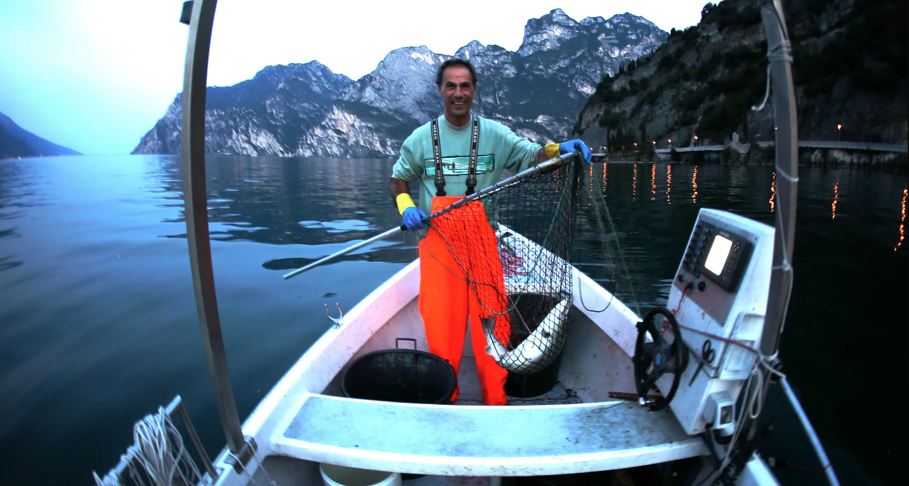 Una notte col pescatore in barca sul Garda