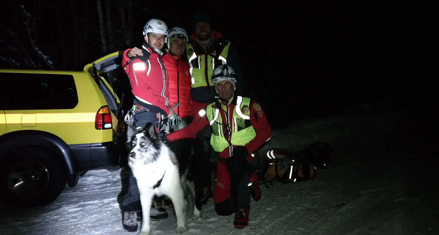 Grey, per salvarlo intervengono il Soccorso alpino e i pompieri