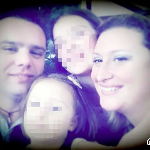 Una foto tratta dal profilo facebook del carabiniere Luigi Capasso con la moglie Antonietta Gargiulo e le due figlie. La donna è stata raggiunta da alcuni colpi di pistola mentre era in garage e intorno alle 5 di questa mattina stava uscendo per recarsi al lavoro,alla Findus di Cisterna. Il marito con il quale era in corso la separazione, secondo le prime informazioni, la attendeva giù. Dopo aver sparato con la pistole di ordinanza è poi salito nell'appartamento e si è barricato in casa tenendo in ostaggio le due figlie di 8 e 14 anni. +++ATTENZIONE LA FOTO NON PUO' ESSERE PUBBLICATA O RIPRODOTTA SENZA L'AUTORIZZAZIONE DELLA FONTE DI ORIGINE CUI SI RINVIA+++
