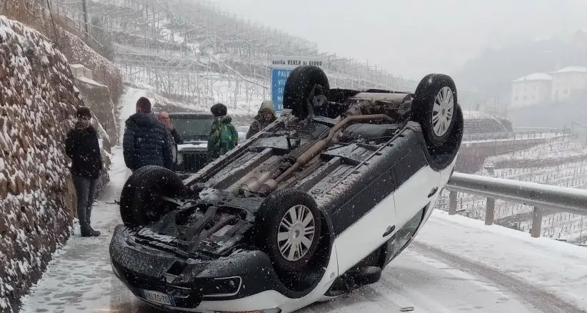 Neve e ghiaccio sulle strade Due auto si ribaltano