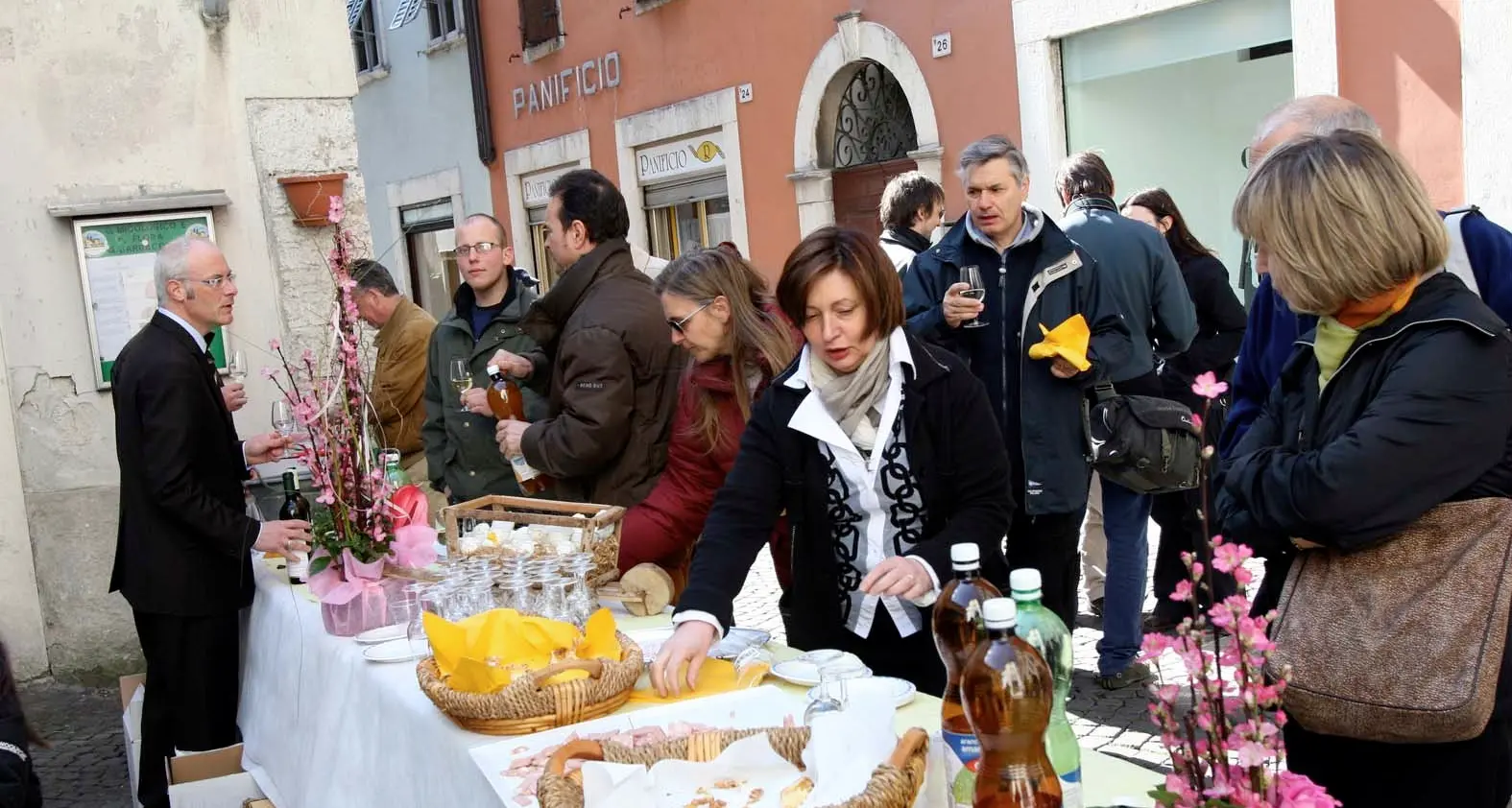 Il brindisi in centro, con i commercianti