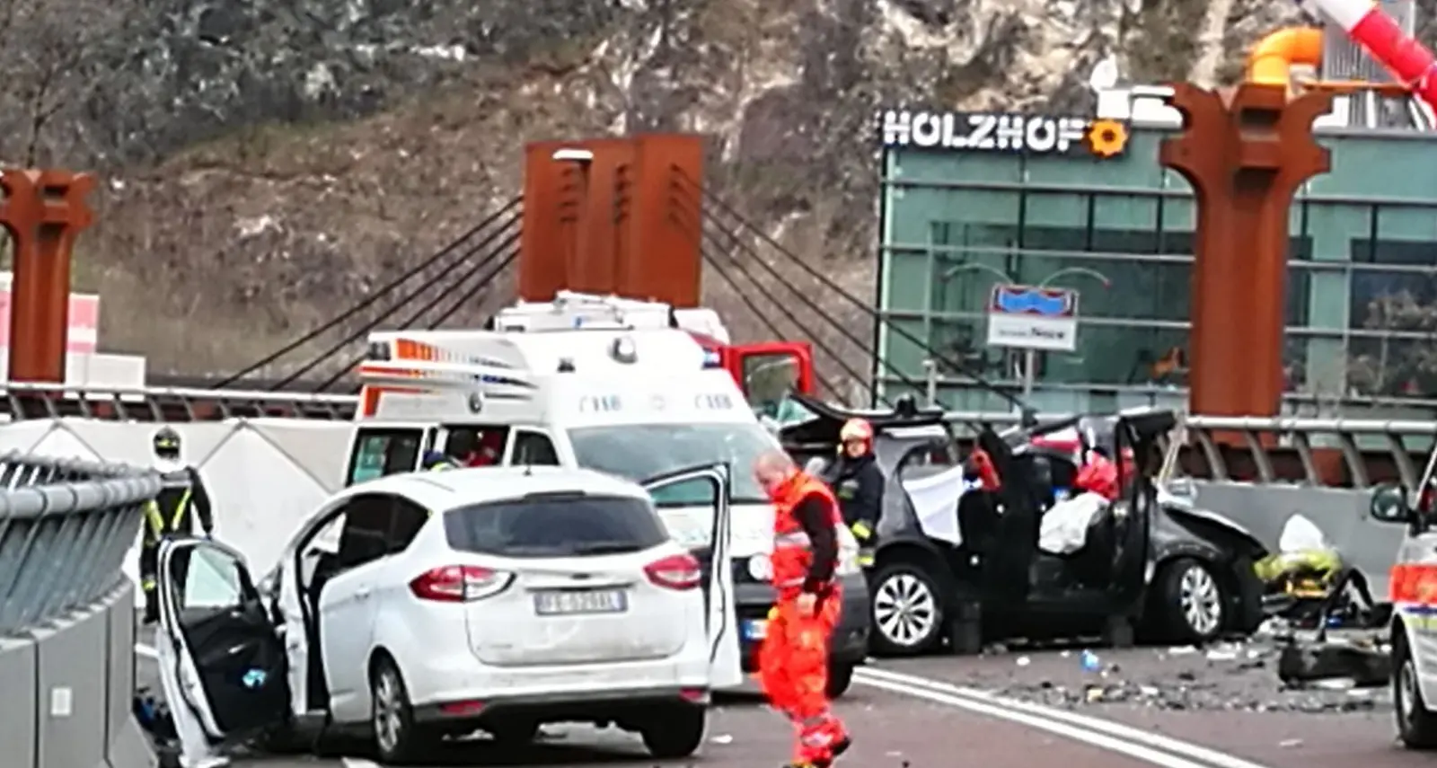 Mezzolombardo, schianto: 2 elicotteri e traffico in tilt