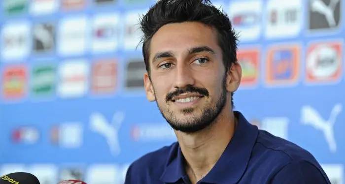 La salma di Astori davanti allo stadio