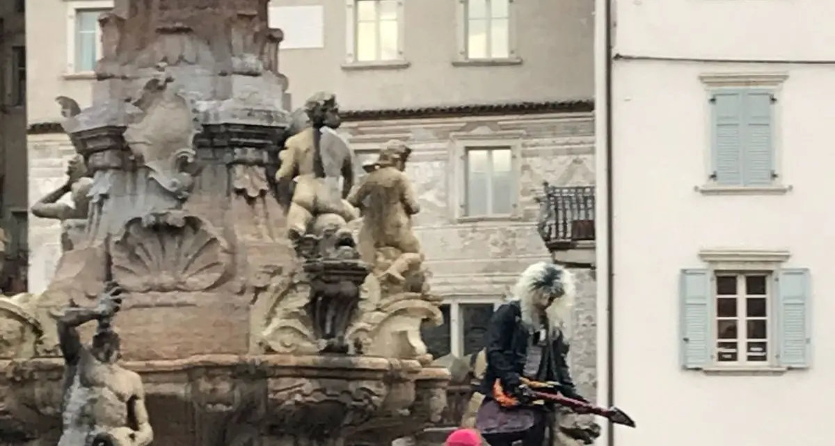 Festa di laurea esagitata Studenti nella fontana