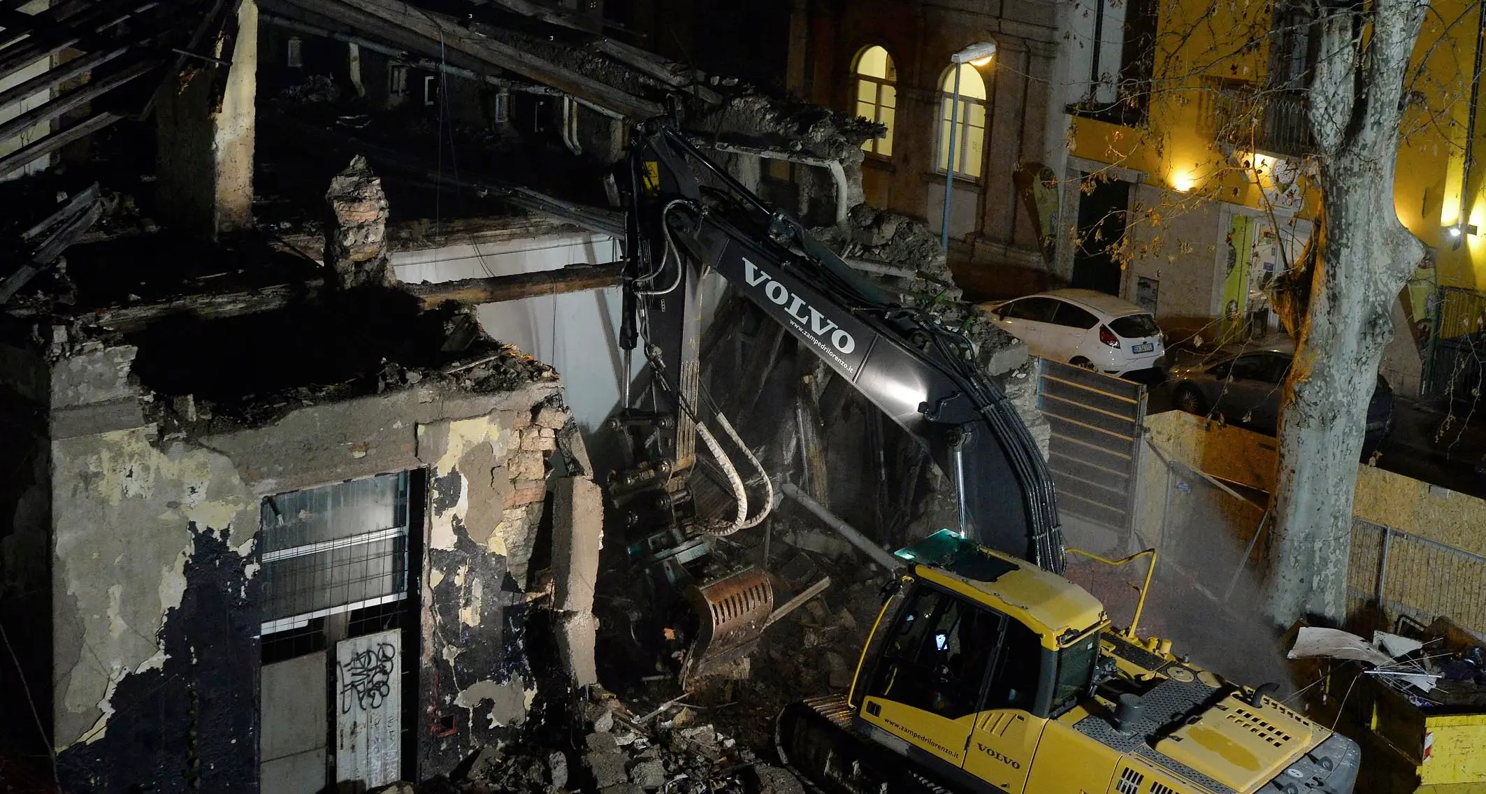 Nella notte la demolizione dell'ex asilo - Video