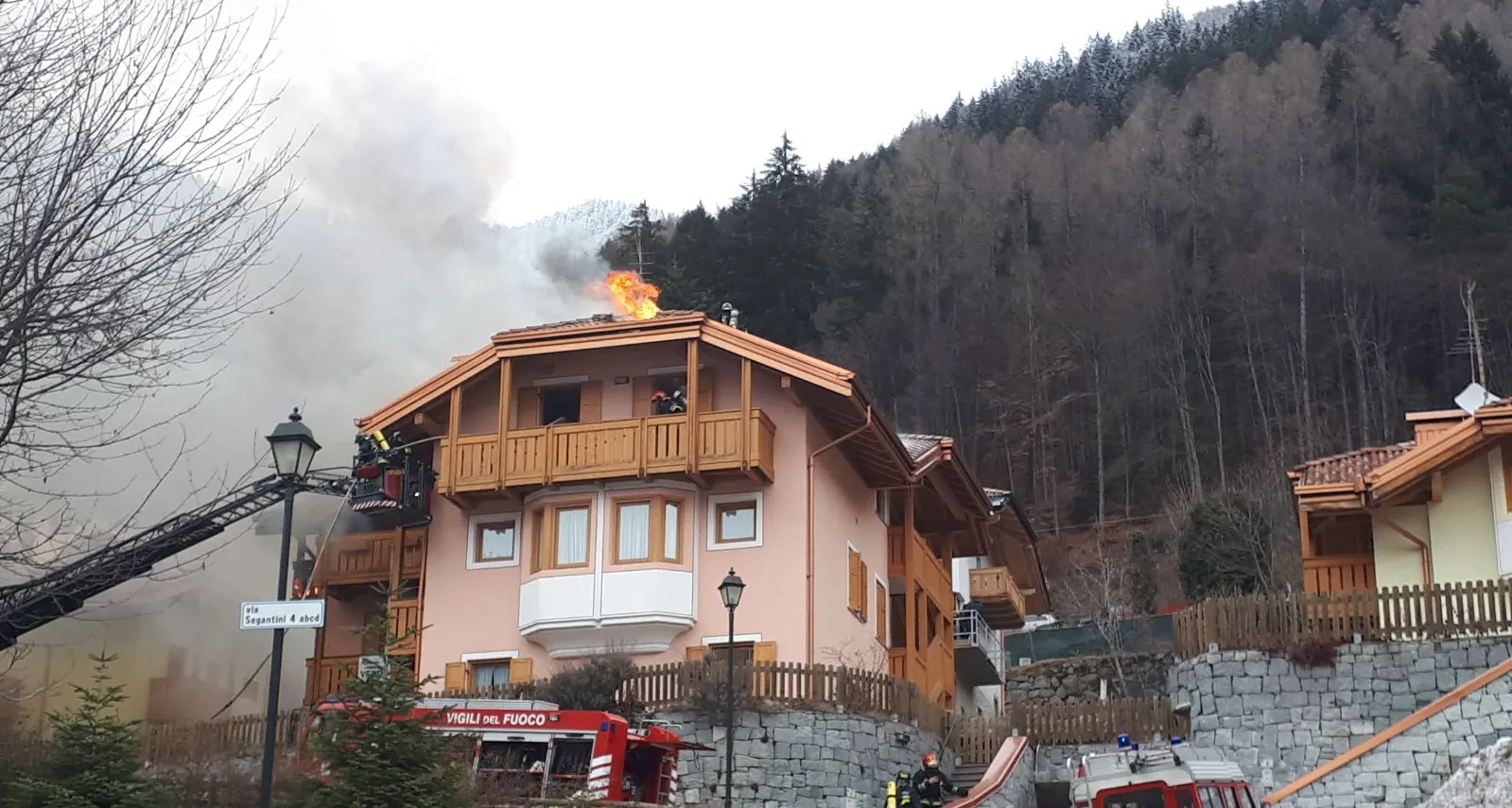 Carisolo, in fiamme il tetto di una casa Vigili del Fuoco spengono il rogo