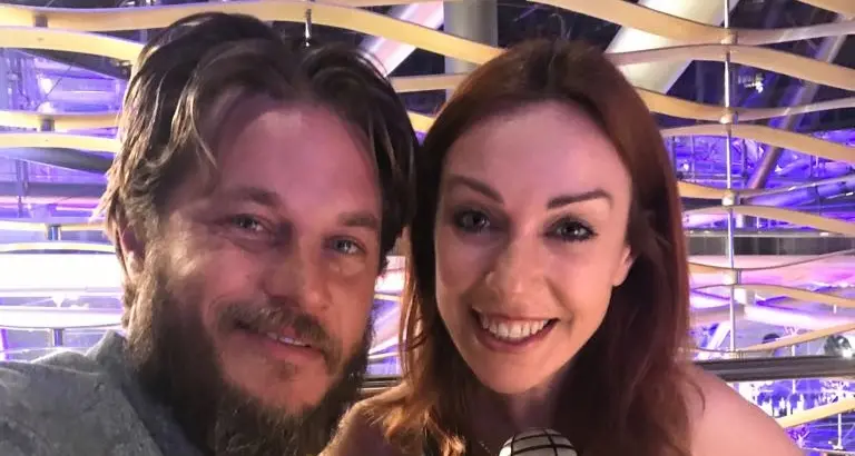 La trentina Libardoni insieme alla star della serie «Vikings»