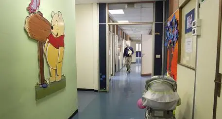 Scivola dalle braccia del papà Bimbo di 2 mesi muore